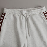 Carla - Retro Sportski Set sa Remenom u Sivo-beloj Boji sa Polu-zatvaračem i Širim Pantalonama
