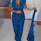 Елегантна хаљина са леопард принтом и V-обликим деколтеом